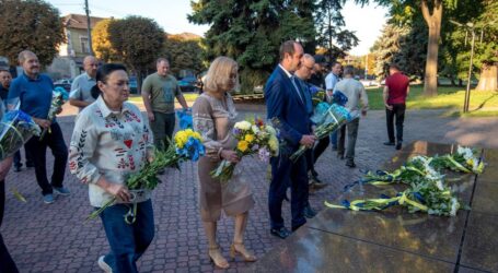 В Кам’янському у День Незалежності України відбувся урочистий захід біля пам’ятника Кобзарю