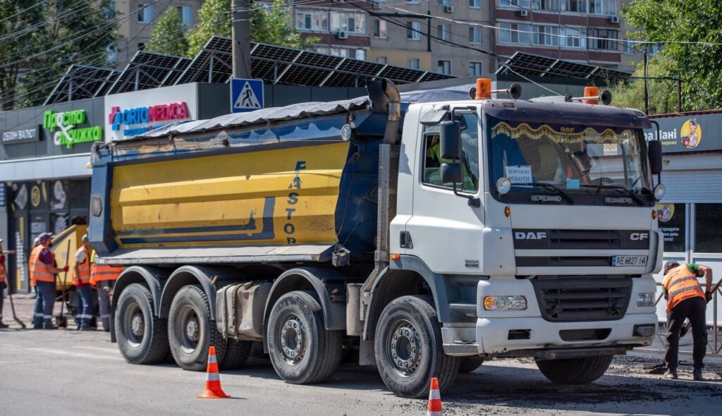 Ремонти тротуарів та оновлення покриттів у дворах багатоповерхівок тривають у Кам'янському - ФОТО