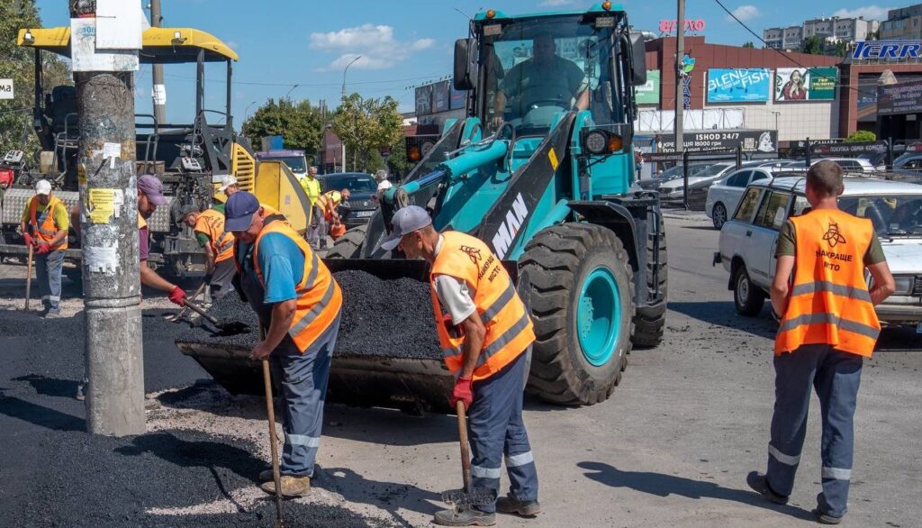 Ремонти тротуарів та оновлення покриттів у дворах багатоповерхівок тривають у Кам'янському - ФОТО