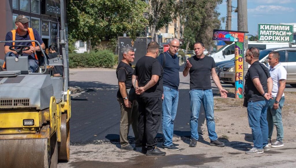 Ремонти тротуарів та оновлення покриттів у дворах багатоповерхівок тривають у Кам'янському - ФОТО