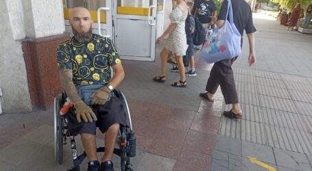 Ветеран з Кам’янського, якого війна прикувала до крісла колісного, протестував деякі пандуси у нашому місті (ВІДЕО)