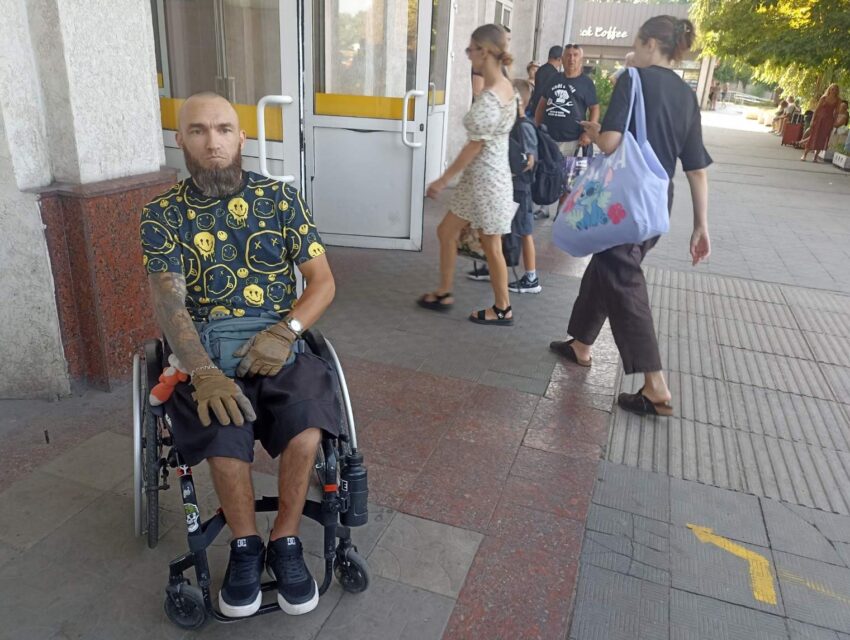 Ветеран з Кам’янського, якого війна прикувала до крісла колісного, протестував деякі пандуси у нашому місті (ВІДЕО)