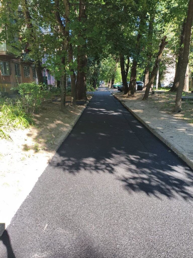В Кам'янському завершили ремонт внутрішньоквартальної дороги на вул. О. Алексеєнка та на ділянці по вул.Айвазовського - ФОТО