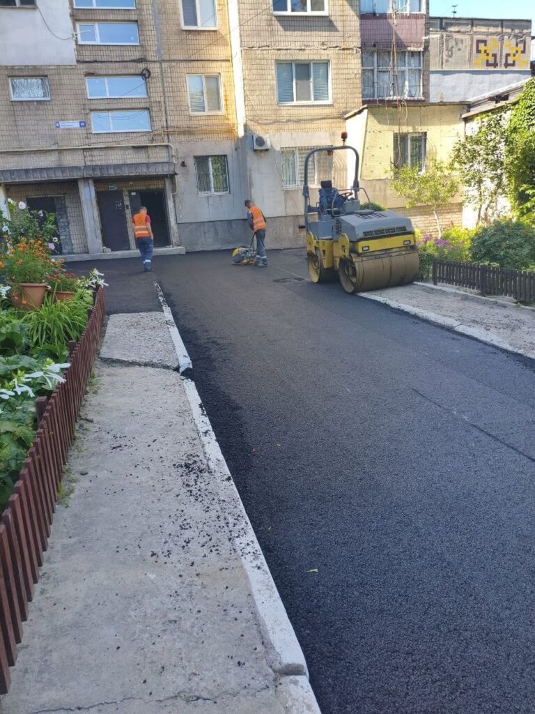 В Кам'янському завершили ремонт внутрішньоквартальної дороги на вул. О. Алексеєнка та на ділянці по вул.Айвазовського - ФОТО