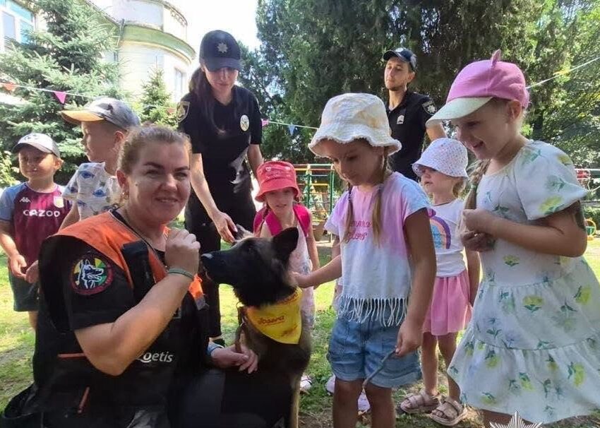 Урок безпеки зі Бабою Любою, Базукою, Бафі та Фіджі: у Кам`янському поліційні знайомили дітей із пошуково-рятувальними собаками