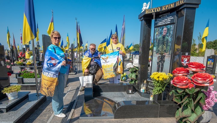 В Кам'янському сьогодні відбулись скорботні заходи з ушанування пам'яті загиблих на війні захисників - ФОТО