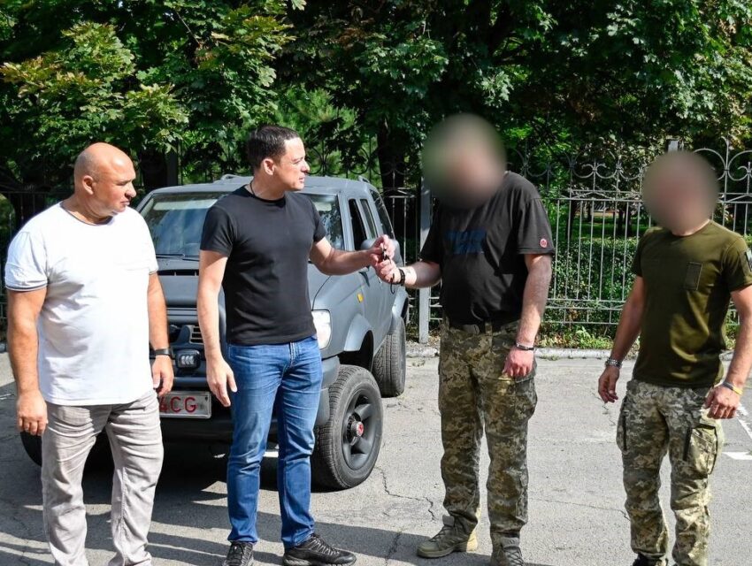 Кам’янське передало позашляховик, військовим, що боронять країну на Куп’янському напрямку