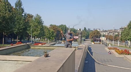 Сміття та скляні пляшки: як очищають басейни фонтанів в Кам’янському (ВІДЕО)