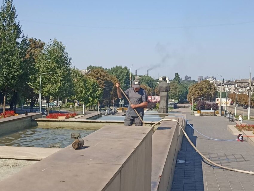 Сміття та скляні пляшки: як очищають басейни фонтанів в Кам’янському (ВІДЕО)