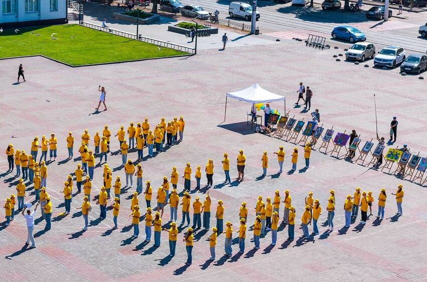 В Кам’янському до Дня Незалежності сформували живу фігуру у вигляді Державного Герба України