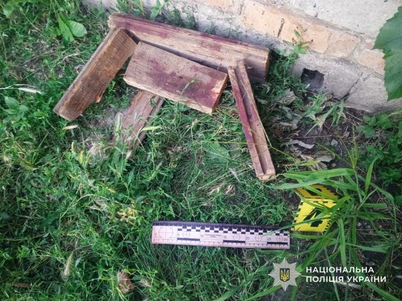 Добивав табуреткою: в Кам`янському районі чоловік через ревнощі забив до смерті знайомого