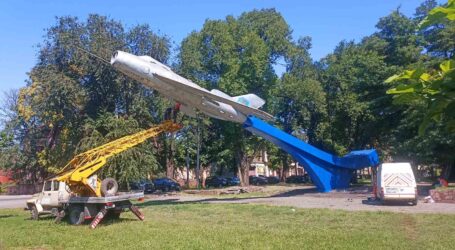 В Кам’янському пофарбували пам’ятник літаку МІГ-19 біля театру