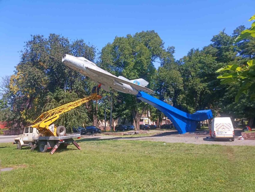 В Кам’янському пофарбували пам’ятник літаку МІГ-19 біля театру
