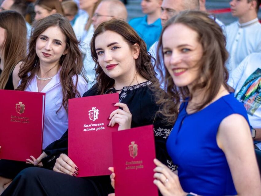 В Кам’янському до Дня молоді відзначили найкращих представників молодіжної спільноти міста