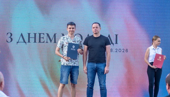 В Кам'янському до Дня молоді відзначили найкращих представників молодіжної спільноти міста - ФОТО