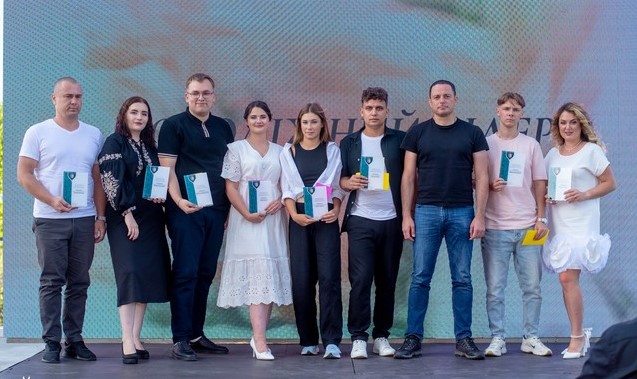 В Кам'янському до Дня молоді відзначили найкращих представників молодіжної спільноти міста - ФОТО