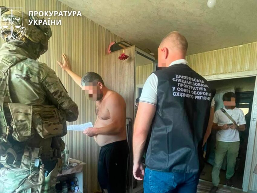Або платиш, або йдеш у штурмовий підрозділ: на Дніпропетровщині чотирьох фігурантів підозрюють у вимаганні грошей з військового