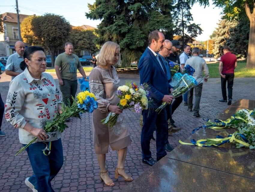 В Кам’янському у День Незалежності України відбувся урочистий захід біля пам’ятника Кобзарю