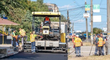 Ремонти тротуарів та оновлення покриттів у дворах багатоповерхівок тривають у Кам’янському
