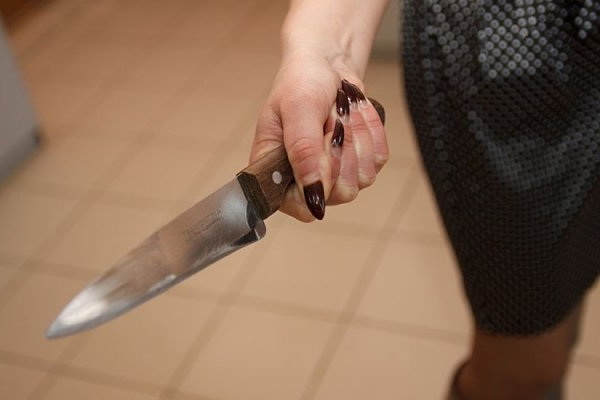 Вдарила кухонним ножем у груди: в Кам’янському жінку затримали за підозрою у вбивстві співмешканця