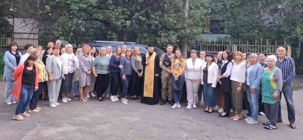 Освітяни Кам'янського передали військовим вже 58-й автомобіль - ФОТО