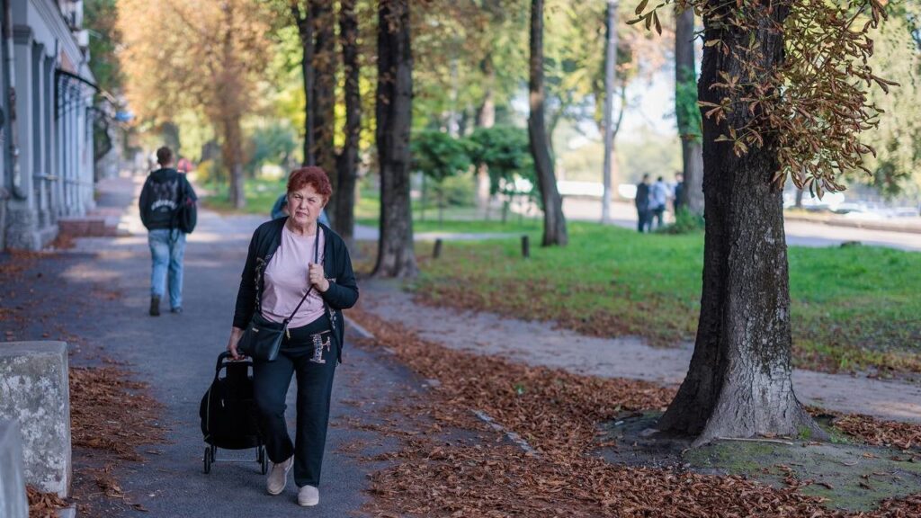 Ремонт тротуарів та прибудинкових покриттів триває в Кам'янському: скільки ще виконають у цьому році - ФОТО