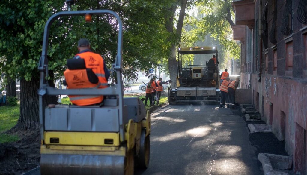 Ремонт тротуарів та прибудинкових покриттів триває в Кам'янському: скільки ще виконають у цьому році - ФОТО