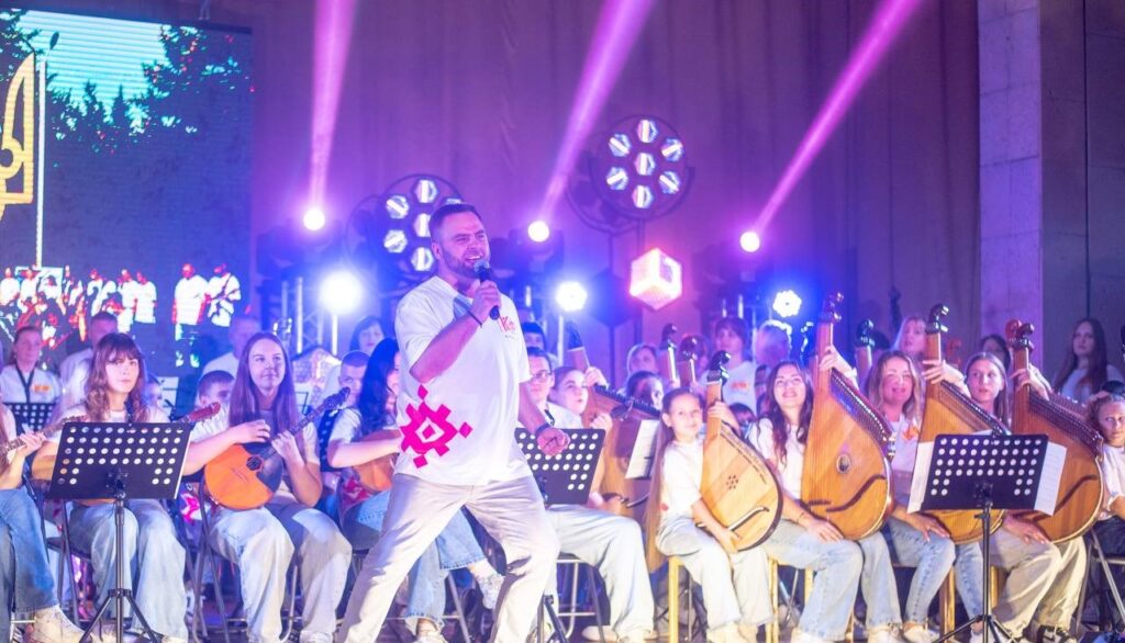 У Кам’янському підбили підсумки міського творчого проєкту «АРТтерапія — лікуємо мистецтвом» - ФОТО