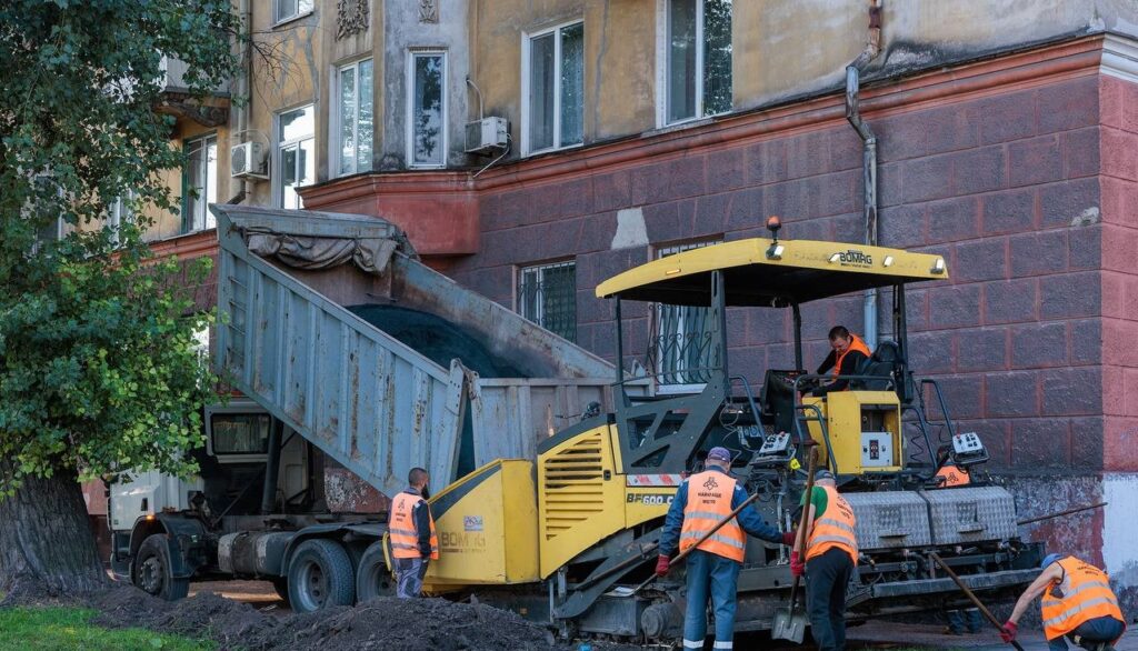 Ремонт тротуарів та прибудинкових покриттів триває в Кам'янському: скільки ще виконають у цьому році - ФОТО