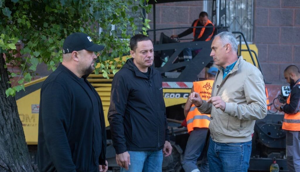Ремонт тротуарів та прибудинкових покриттів триває в Кам'янському: скільки ще виконають у цьому році - ФОТО