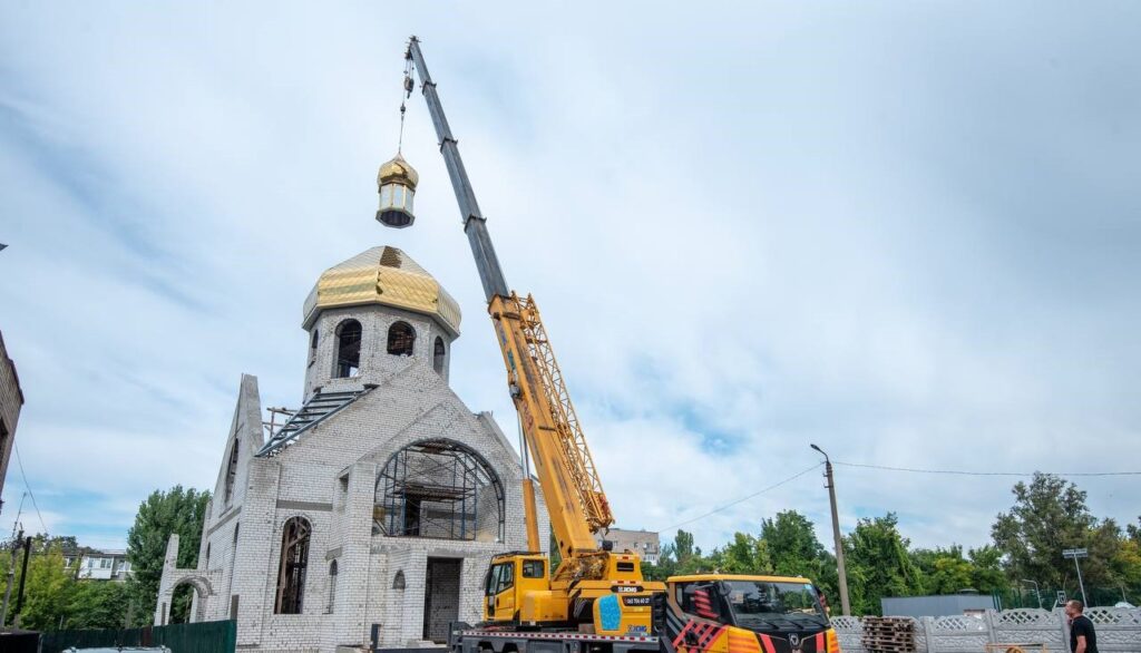 В Кам'янському на будівлі Козацької церкви Пресвятої Покрови ПЦУ встановили центральний купол - ФОТО