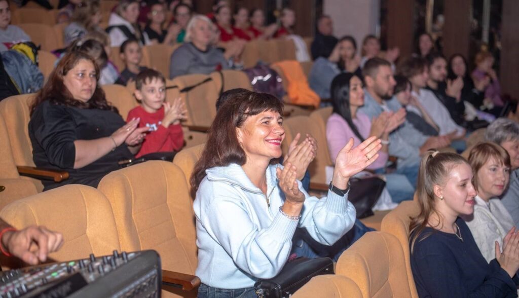 У Кам’янському підбили підсумки міського творчого проєкту «АРТтерапія — лікуємо мистецтвом» - ФОТО