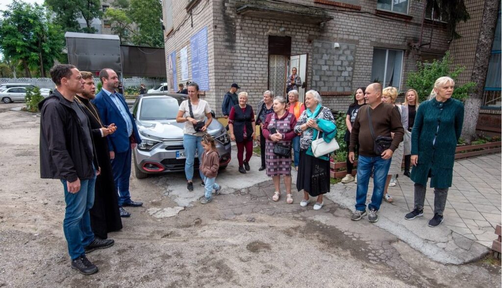 В Кам'янському на будівлі Козацької церкви Пресвятої Покрови ПЦУ встановили центральний купол - ФОТО