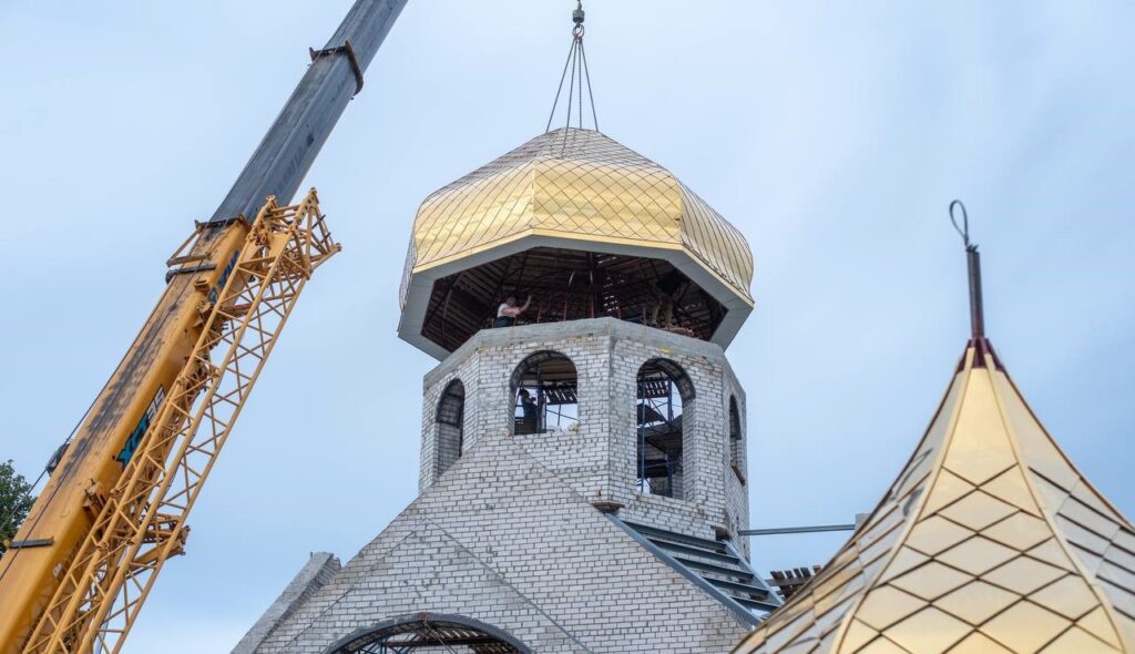 В Кам'янському на будівлі Козацької церкви Пресвятої Покрови ПЦУ встановили центральний купол - ФОТО