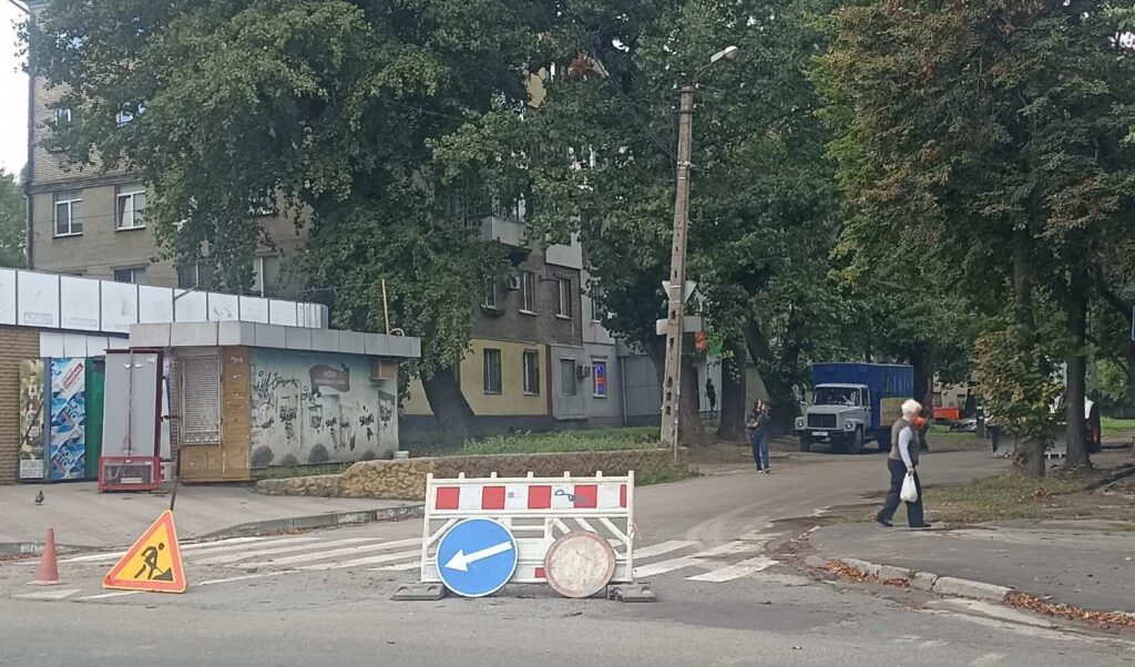 Залатали непомітно для споживачів: аварію на водогоні в центрі Кам’янського ліквідували комунальники - ФОТО