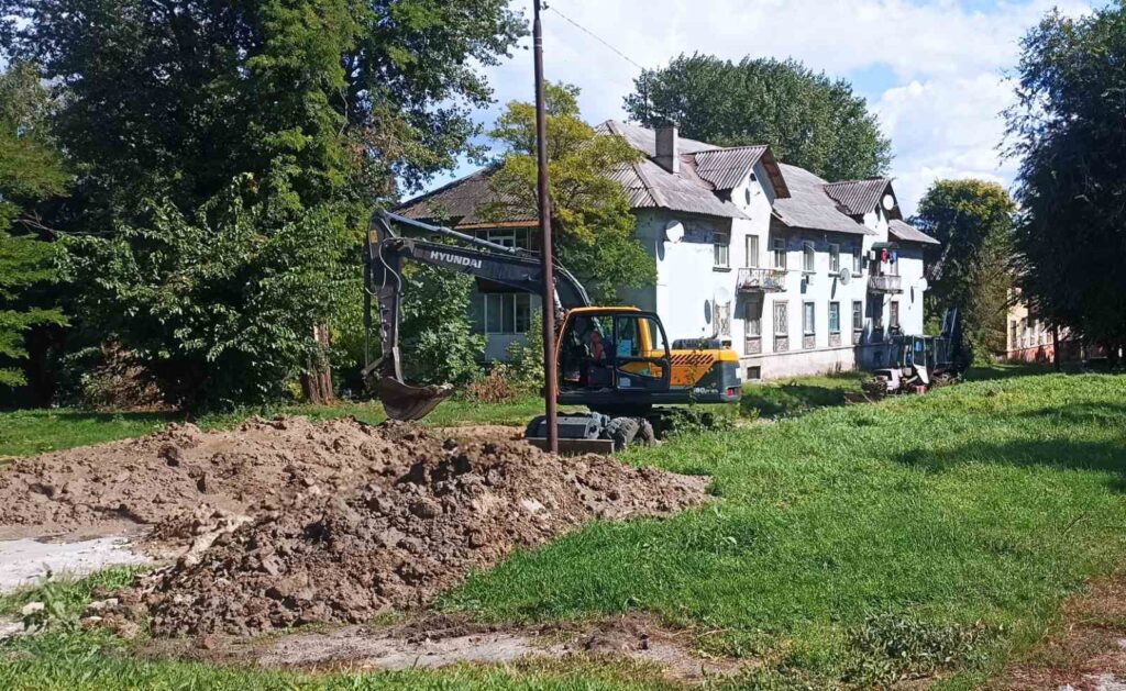 Порив труби великого діаметра поряд з проспектом Свободи в Кам'янському латають комунальники  - ФОТО