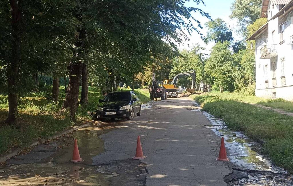 Порив труби великого діаметра поряд з проспектом Свободи в Кам'янському латають комунальники - ФОТО