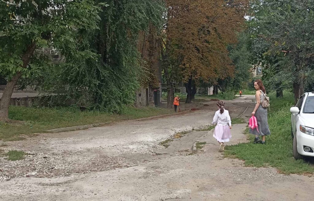 Двори «Алтайського краю» в Кам’янському стають проїжджими (ВІДЕО) - ФОТО