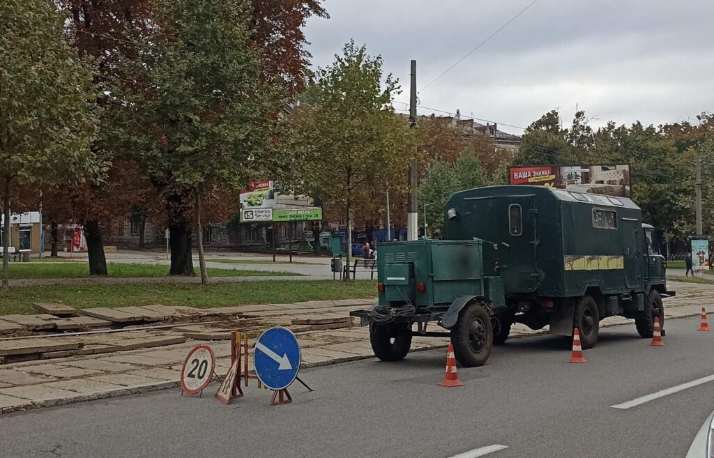 На центральному проспекті Кам’янського комунальники рівняють трамвайну колію - ФОТО