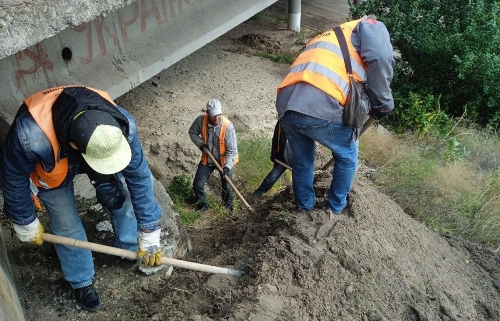 В Кам'янському на Курилівському мосту комунальники ліквідували промоїну, яка з'явилась через минулу негоду - ФОТО