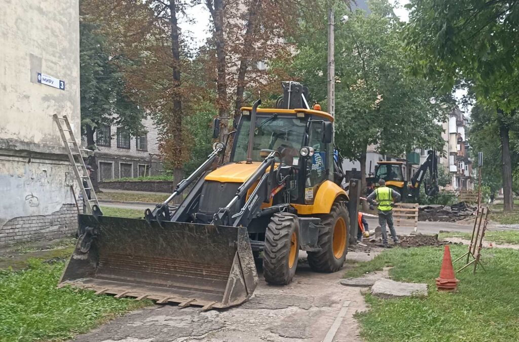 На заміну всієї магістралі бракує коштів, тому замінюють фрагменти: ремонт теплотраси проводять комунальники в центрі Кам’янського - ФОТО