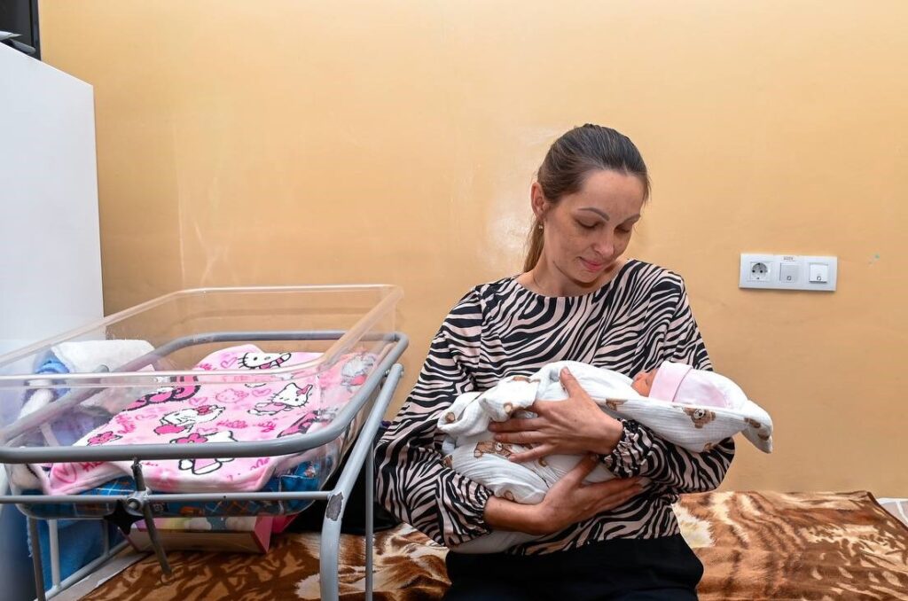 В Кам'янському привітали матусь, що народили немовлят у дні святкування Дня міста - ФОТО