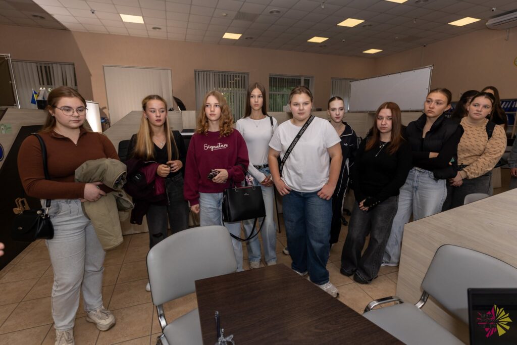 В ЦНАП Кам'янського провели День відкритих дверей для молоді міста - ФОТО