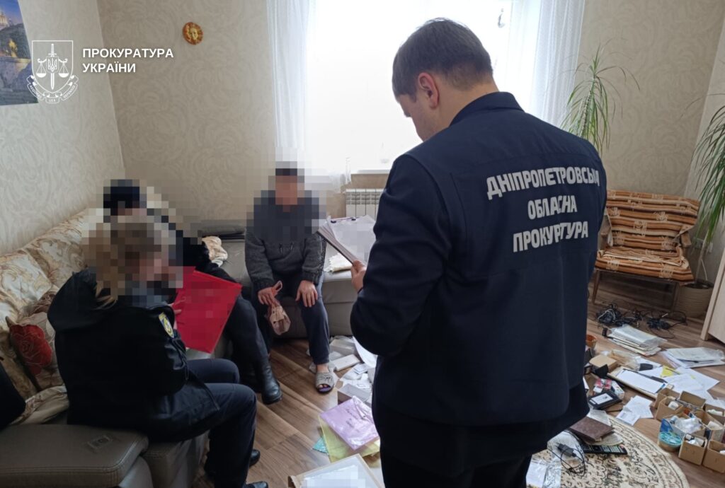  Годували хлібом і водою, саджали на ланцюг, змушували лаятися та імітувати поведінку тварин: на Дніпропетровщині судитимуть батьків-вихователів, яких обвинувачують у катуванні дітей - ФОТО