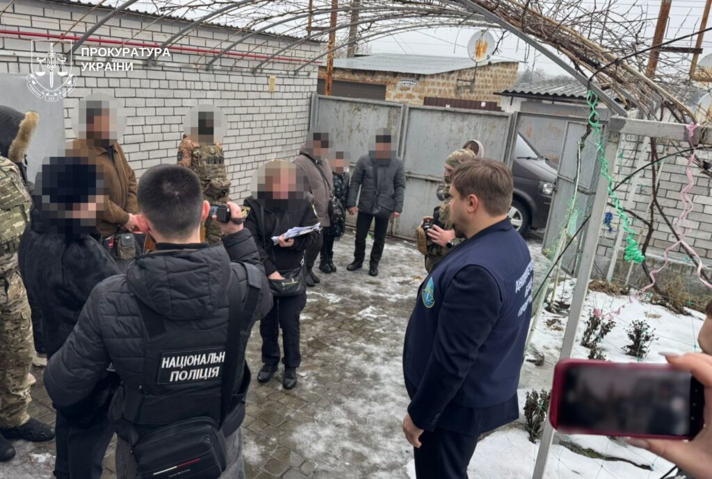  Годували хлібом і водою, саджали на ланцюг, змушували лаятися та імітувати поведінку тварин: на Дніпропетровщині судитимуть батьків-вихователів, яких обвинувачують у катуванні дітей - ФОТО