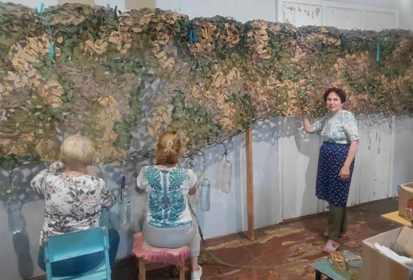 В Кам'янському волонтерки, що плетуть маскувальні сітки для військових, шукають приміщення для роботи - ФОТО