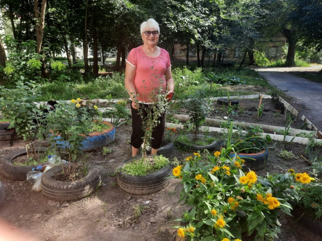 Раїса Баканова: «Після того, як мій дім згорів у Краматорську, я саджу квіти в Кам'янському» - ФОТО