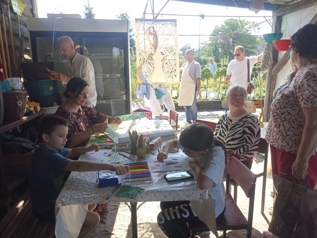 Попри війну кам'янчани купують саджанці, плануючи вирощувати сади - ФОТО