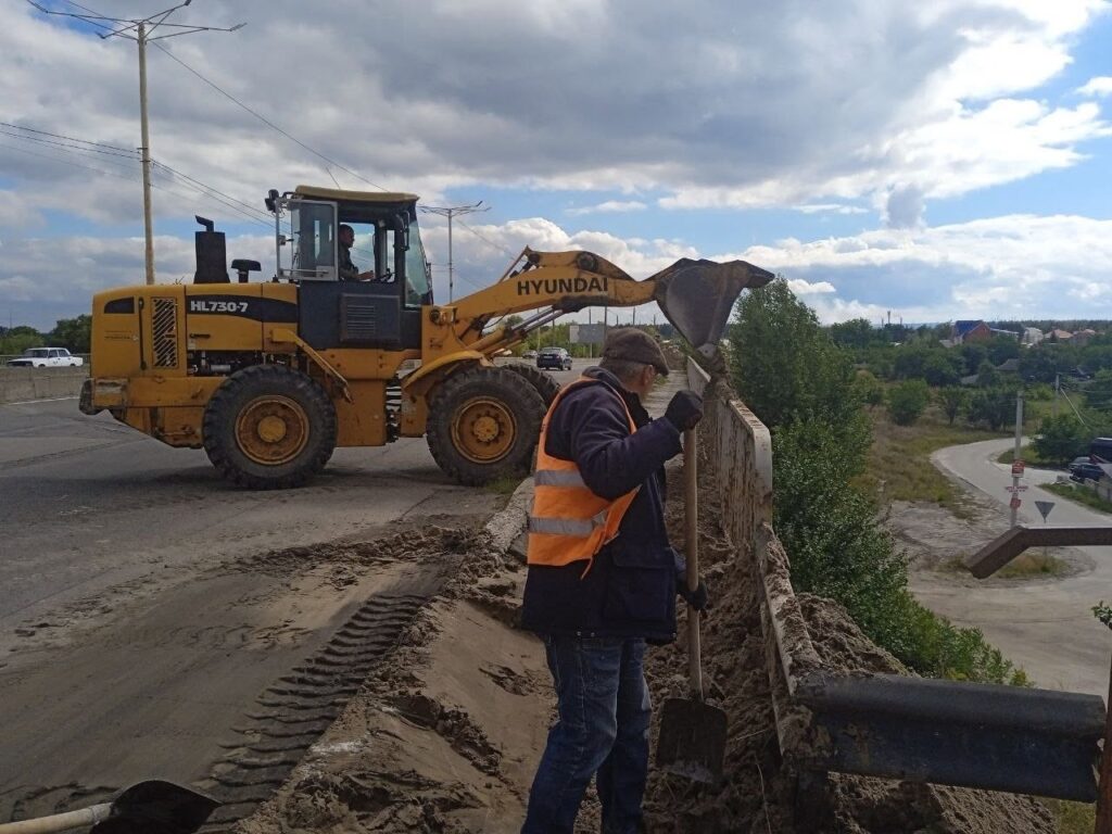 В Кам'янському на Курилівському мосту комунальники ліквідували промоїну, яка з'явилась через минулу негоду - ФОТО