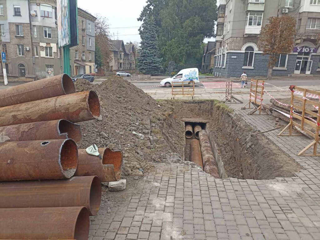 На заміну всієї магістралі бракує коштів, тому замінюють фрагменти: ремонт теплотраси проводять комунальники в центрі Кам’янського - ФОТО